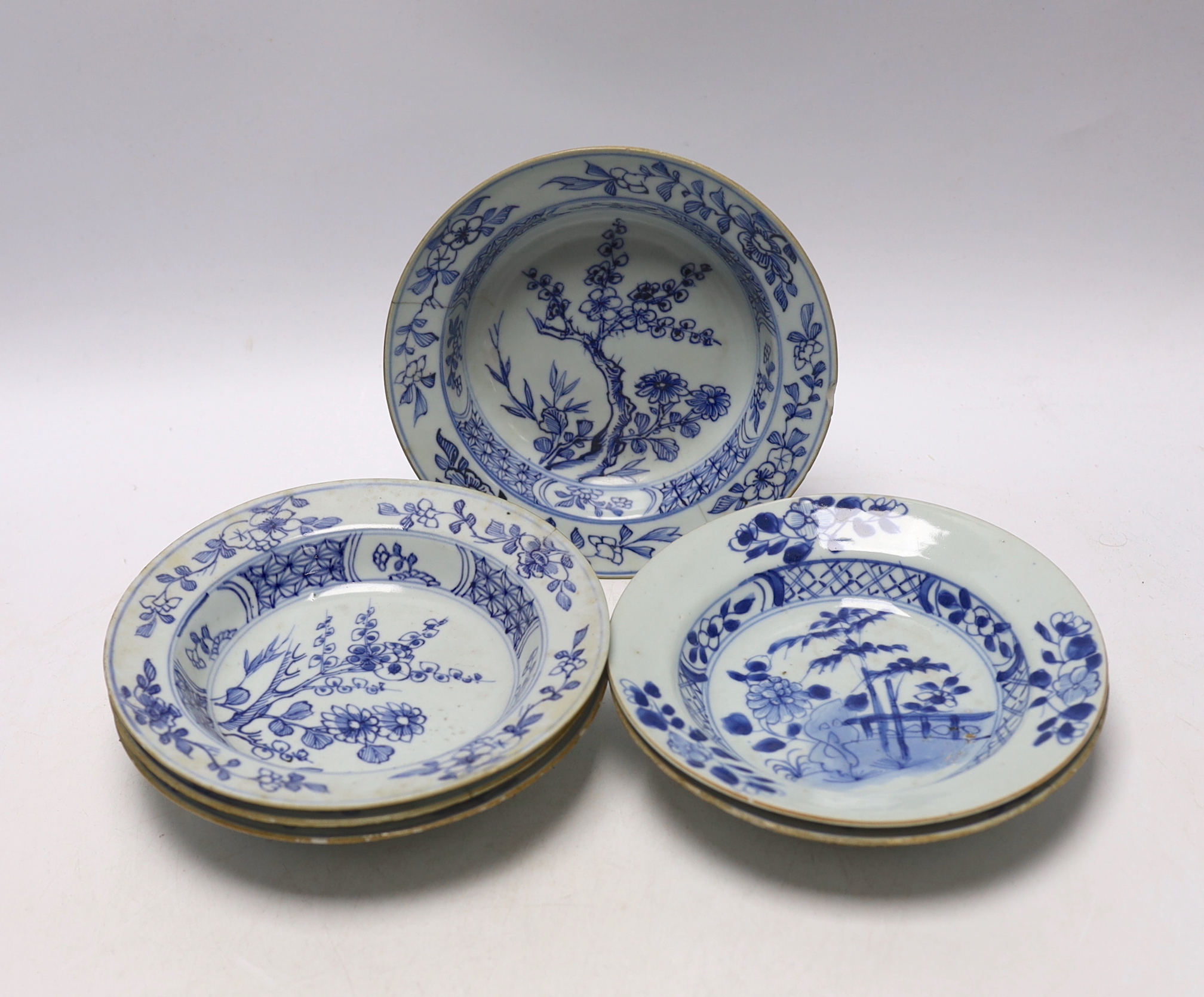 A set of six Chinese blue and white bowls, Kangxi/Yongzheng period, 16cm in diameter